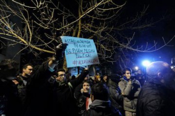 Peste 200 de persoane protestează în fața sediului MAE